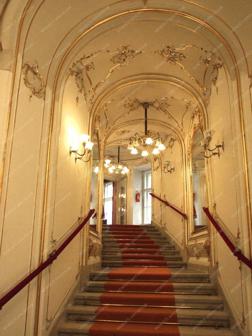 Épület - Kecskemét - A Katona József Színház díszes lépcsősora