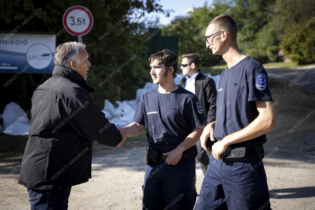Árvíz - A Duna főváros alatti szakaszán folytatta az árvízvédelmi munka ellenőrzését Orbán Viktor