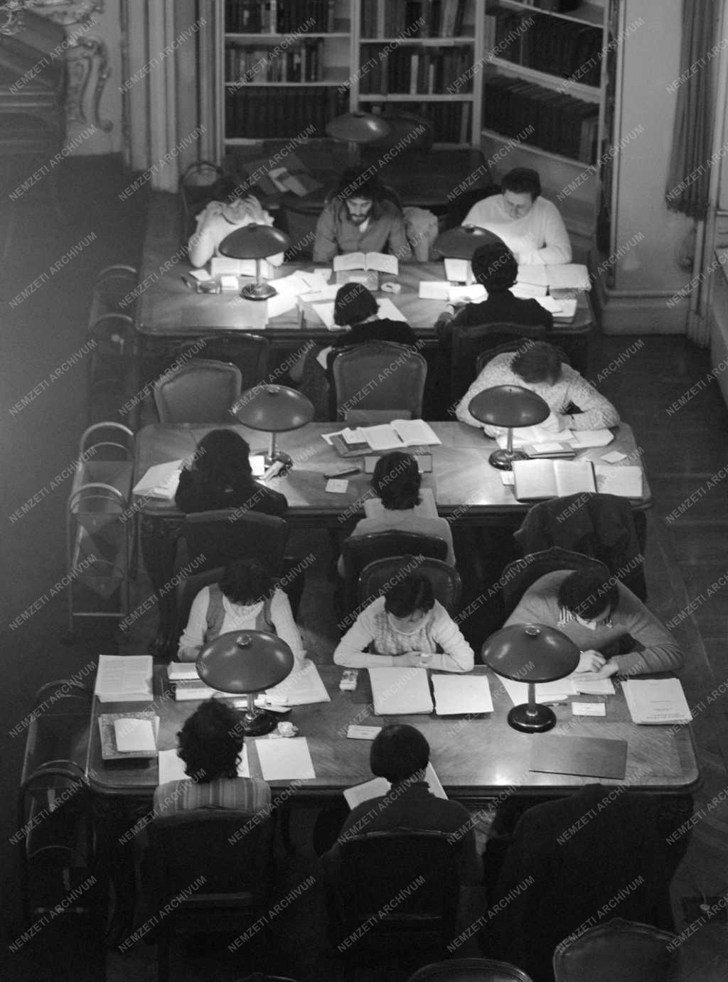 Oktatás - Diákok a könyvtárban