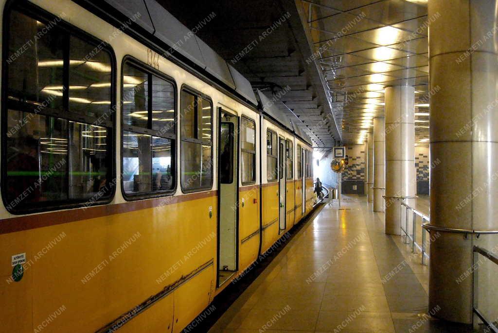 Közlekedés - Budapest - A 2-es villamos Fővám téri állomáson