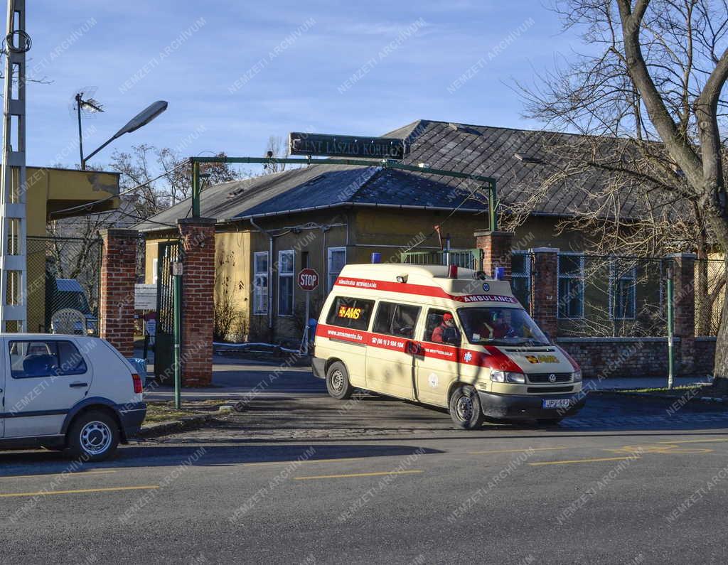 Egészségügy - Budapest - Mentőautó indul a Szent László Kórházból