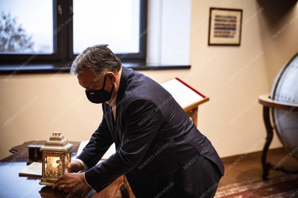 Orbán Viktor a Magyar Görögkatolikus Egyház vezetőitől átvette a betlehemi békelángot