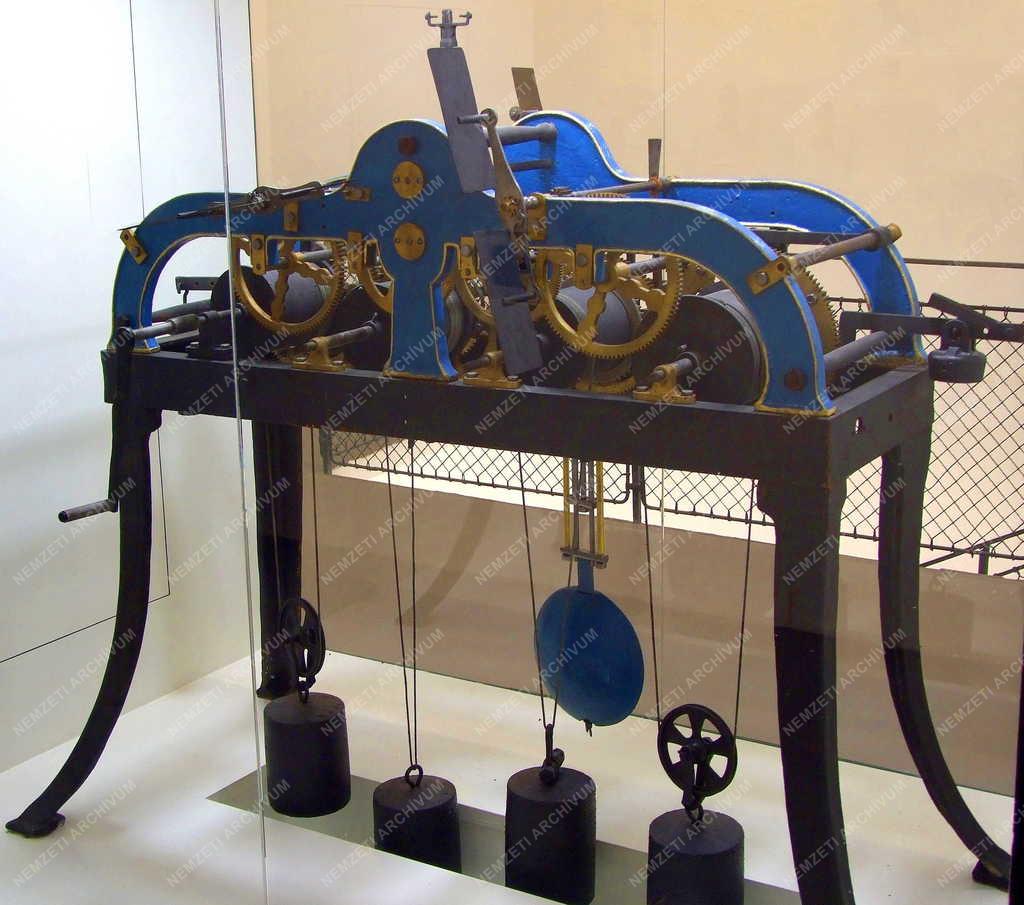 Egyház - Szeged - A Dóm felújított toronyórája