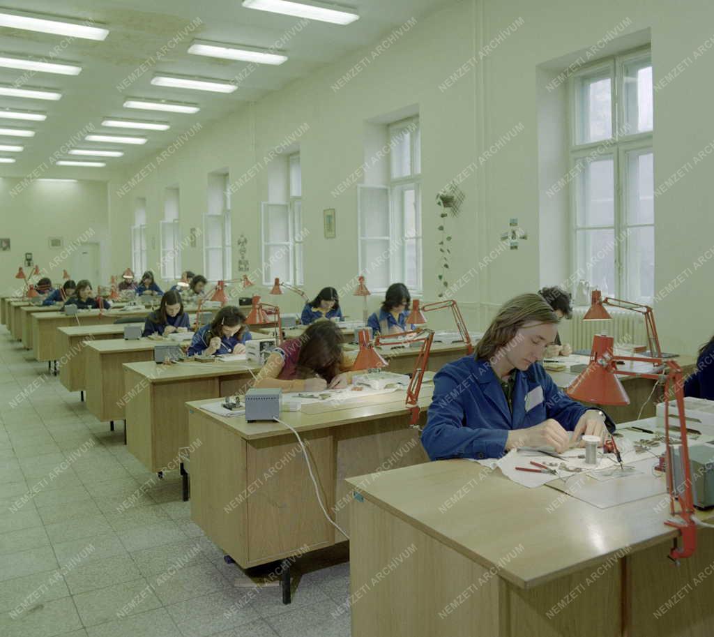 Egészségügy - Esztergomi Látszerészeti Eszközök Gyára