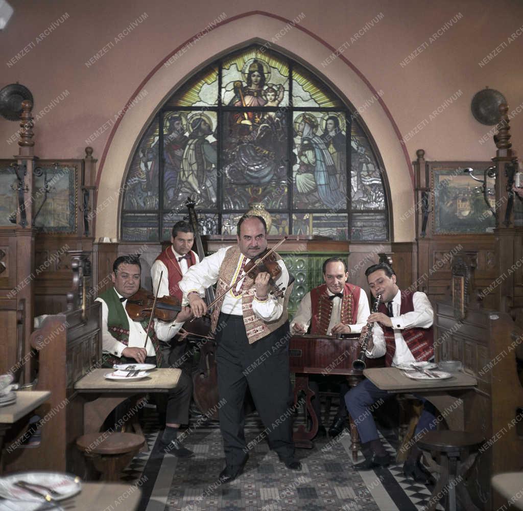 Kultúra - Vendéglátás - Cigányzenekar az Apostolok Étteremben