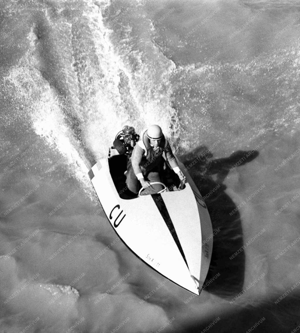 Ötszáz köbcentis CU osztályú motorcsónak EB Szegeden