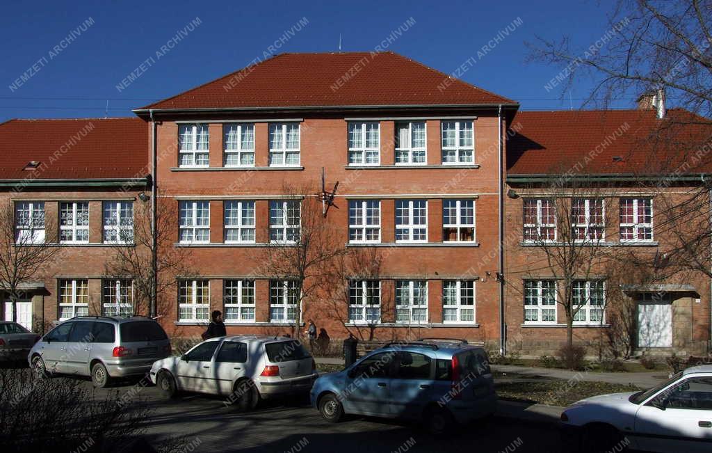 Oktatás - Pilisvörösvár - Két tannyelvű általános iskola