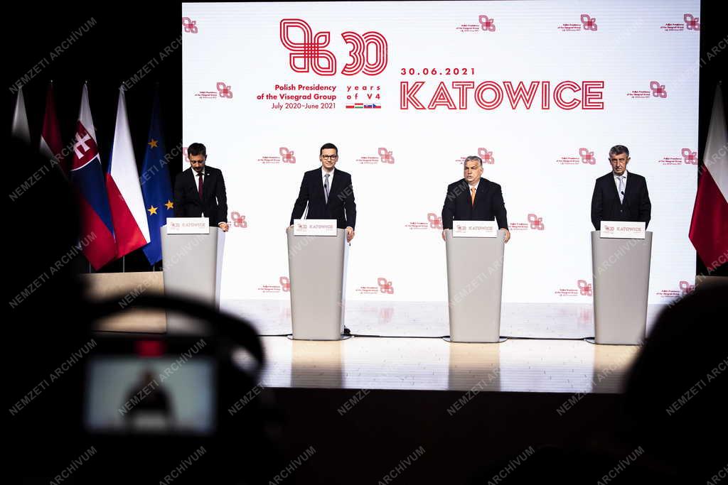 Magyarország átveszi a V4 soros elnökségét