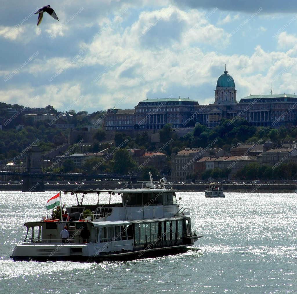 Városkép - Budapest - Hajó a Dunán 