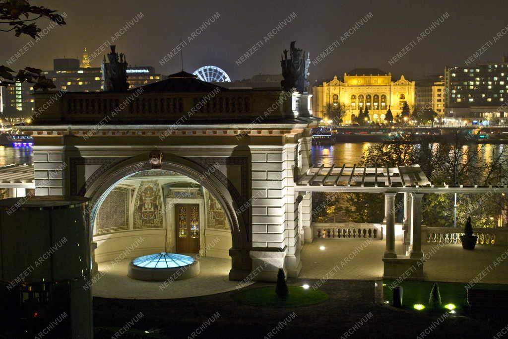 Műemlék - Budapest - A Várkert Bazár esti kivilágításban