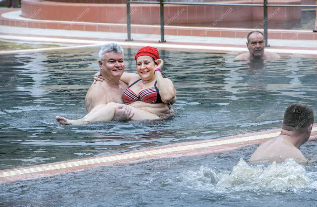 Szabadidő - Hajdúszoboszló - Téli fürdőzés 