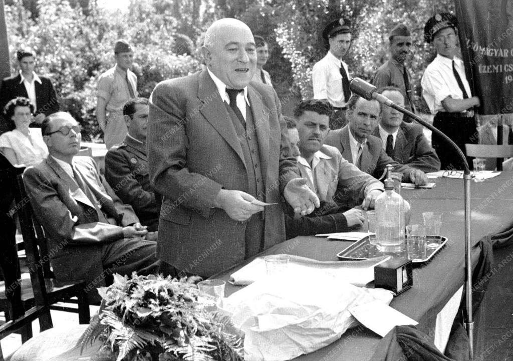 Belpolitika - Zászlóavatás az E. M. Cérnagyárban