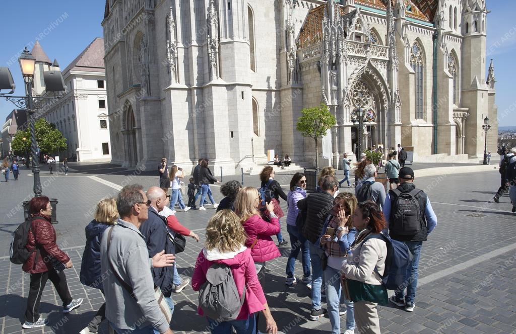 Idegenforgalom - Budapest - Turisták a Budai Várban