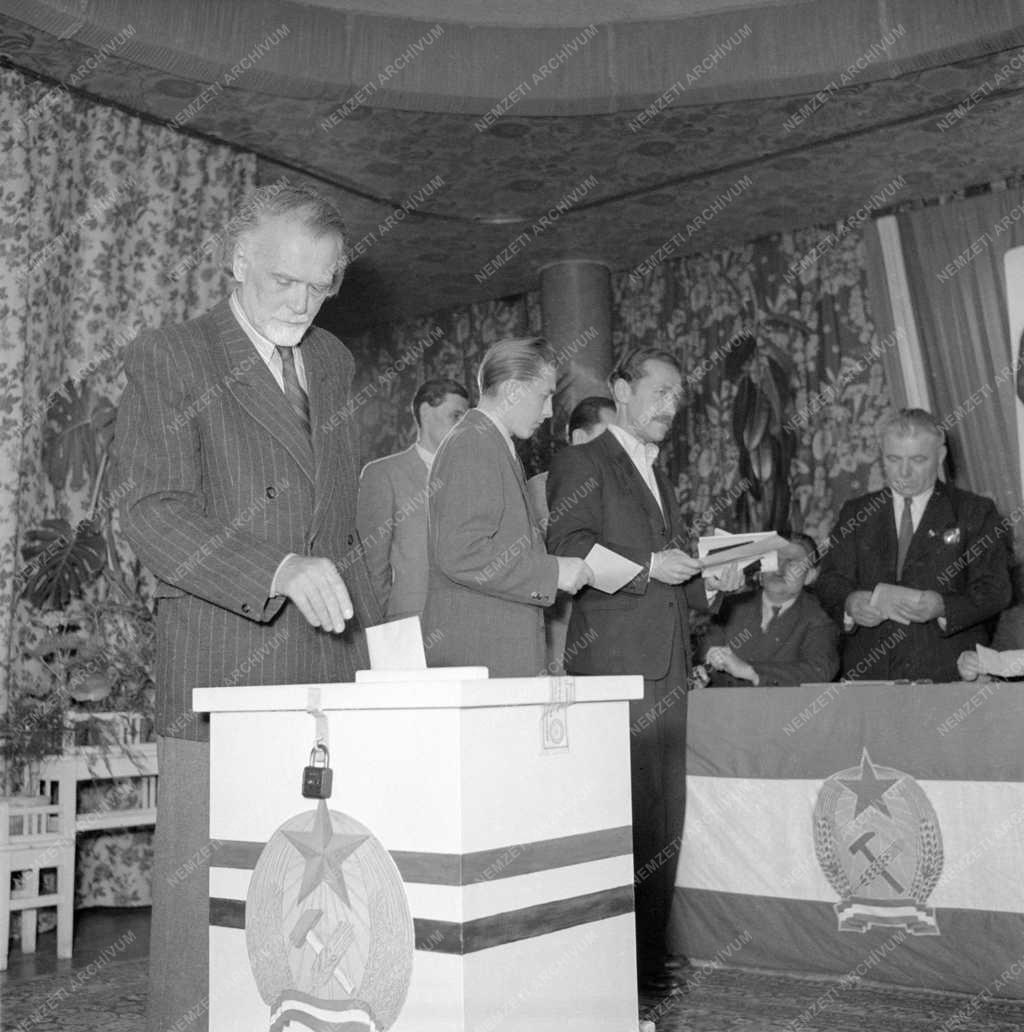 Választás - Kodály Zoltán szavaz