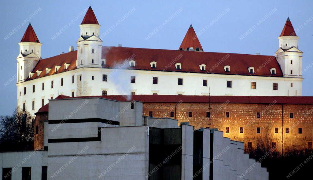 Városkép - Pozsony - A pozsonyi vár kora esti kivilágításban