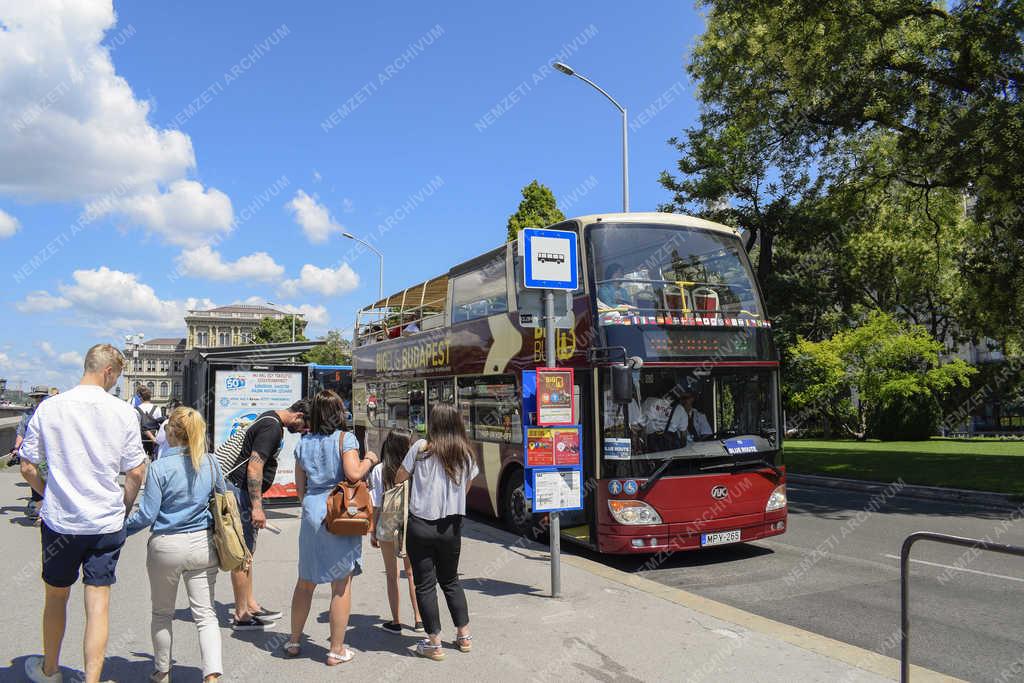 Turizmus - Budapest - Bigbus a Széchenyi téren