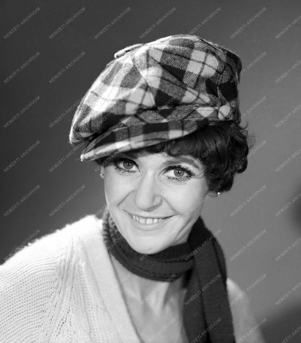Színház - Psota Irén színésznő műtermi fotózáson