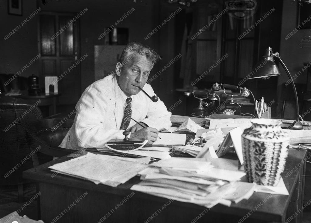 Tudomány - Szent-Györgyi Albert Nobel- és Kossuth-díjas orvos, biokémikus