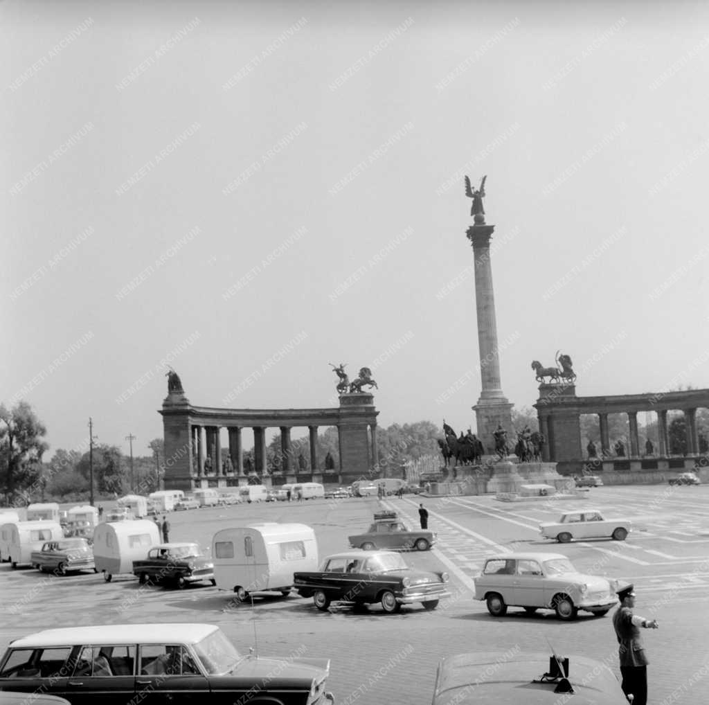 Idegenforgalom - Német lakókocsis turisták Budapesten