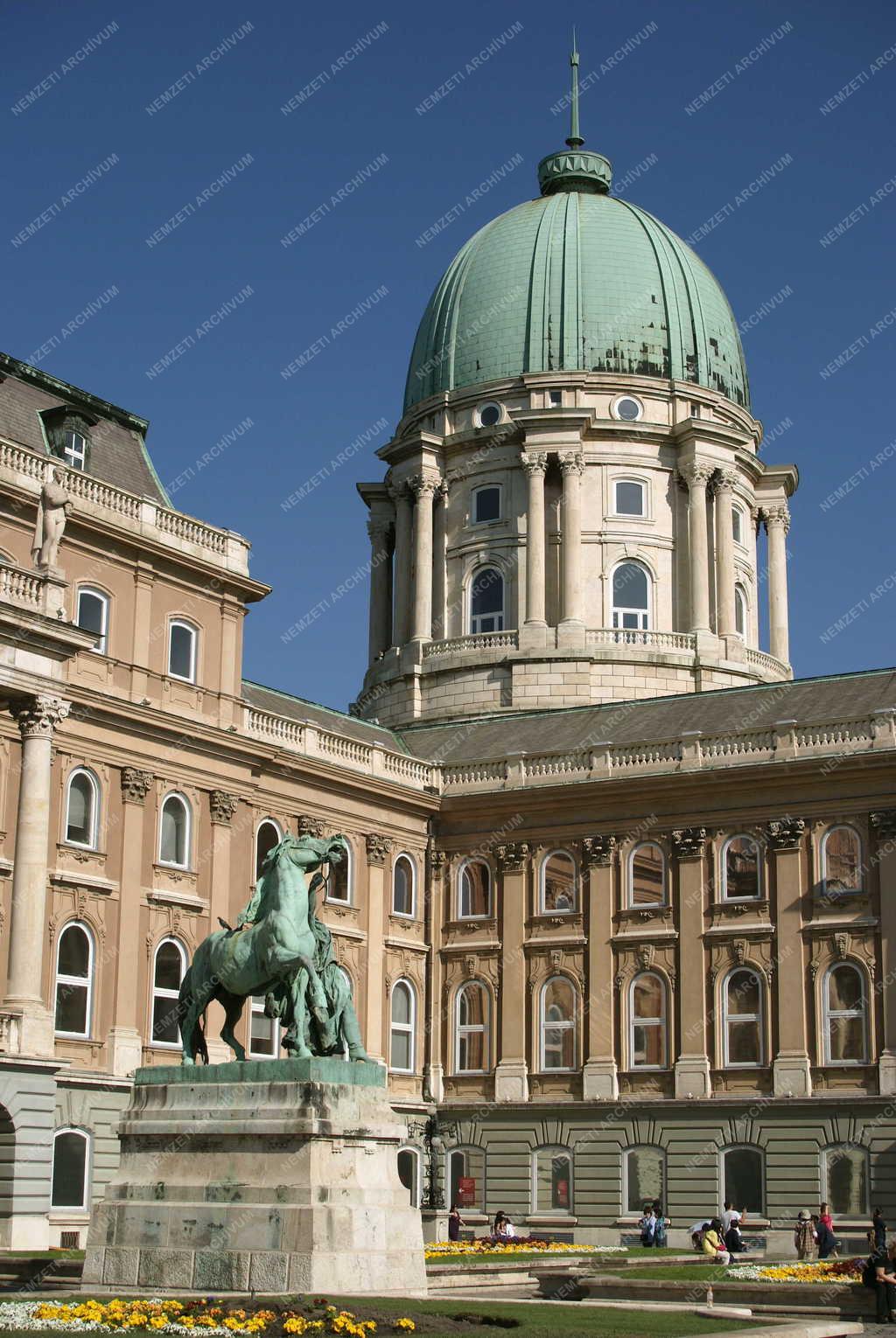 Budapest - Vár - Köztériszobor