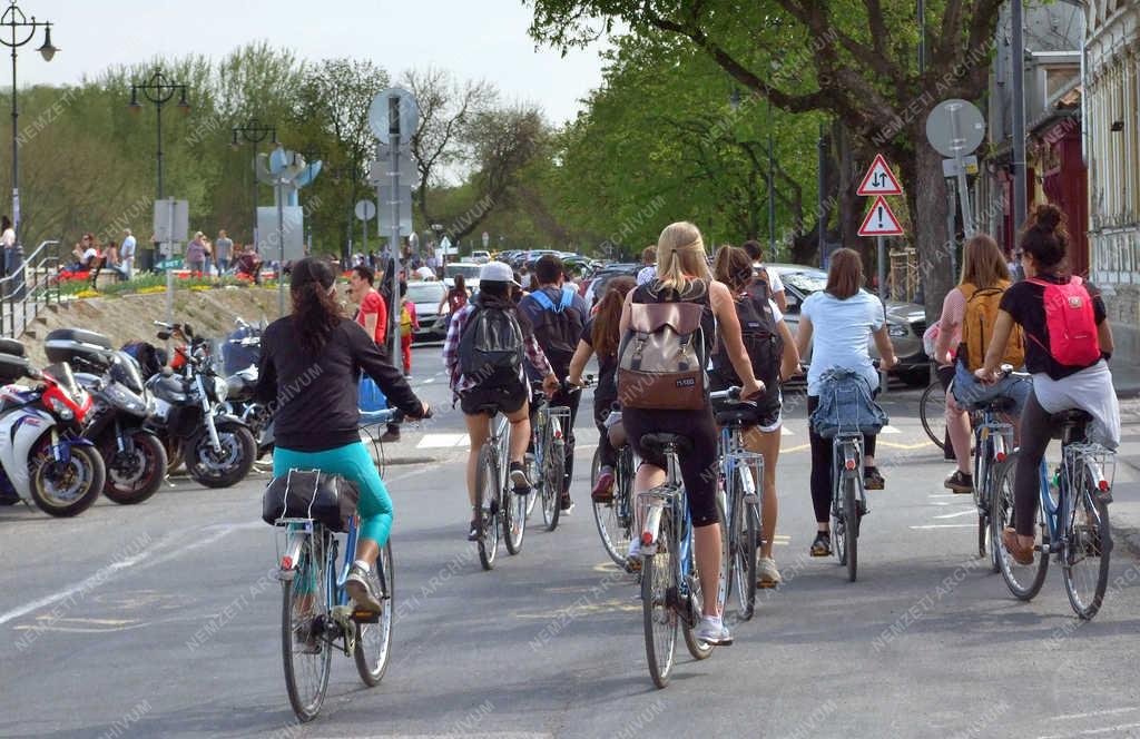 Turizmus - Szentendre - Kerékpáros városnézők