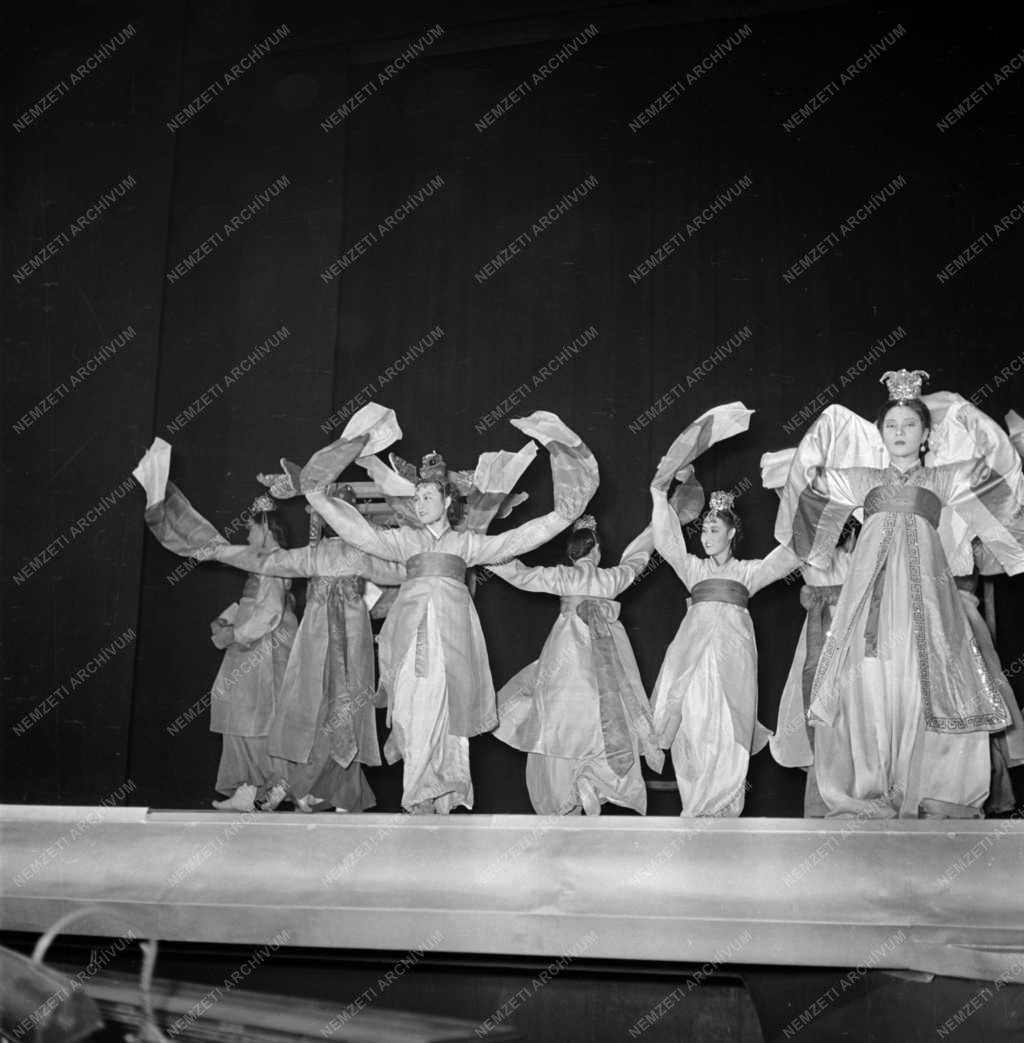 Kulturális kapcsolat - A Koreai Művészegyüttes a Fővárosi Operettszínházban