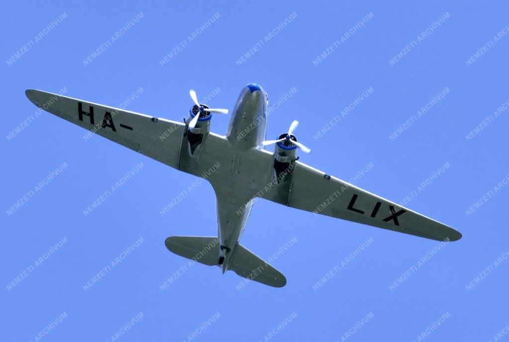 Közlekedés - A világon egyedüliként repülő Li-2T repülőgép