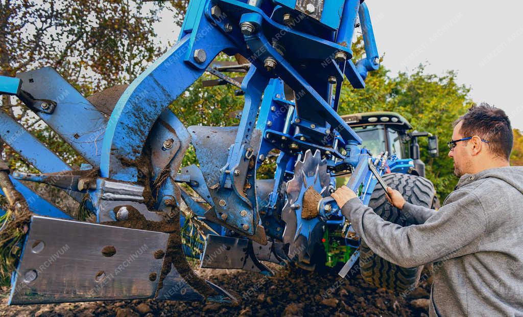 Mezőgazdaság - Debrecen - Őszi mélyszántás Nagymacs mellett