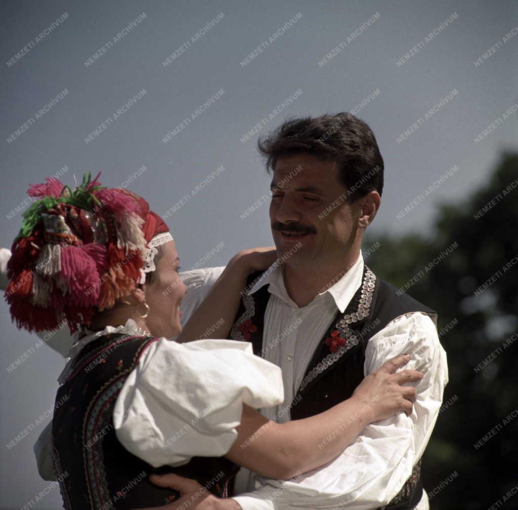 Kultúra - Magyar Állami Népi Együttes - Este a fonóban