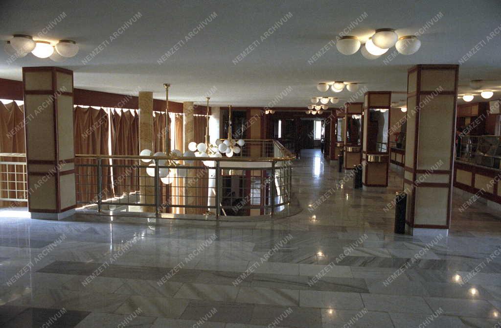 Rekonstrukció - A felújított József Attila Színház