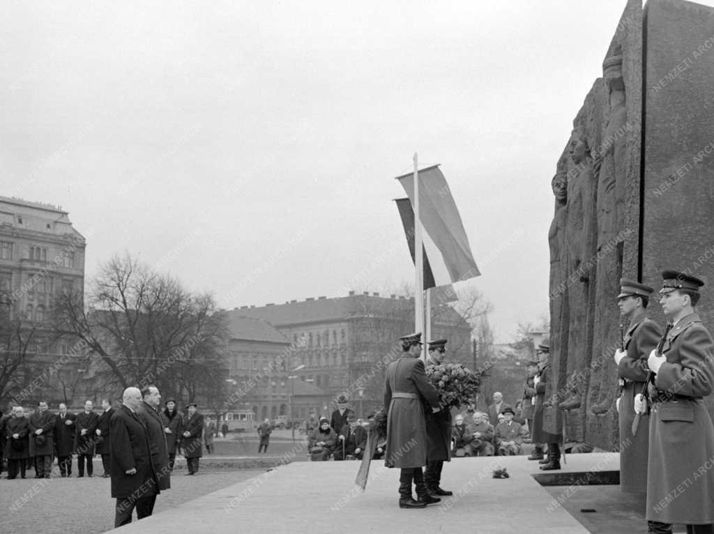 Évforduló - Koszorúzás a Kun Béla téren