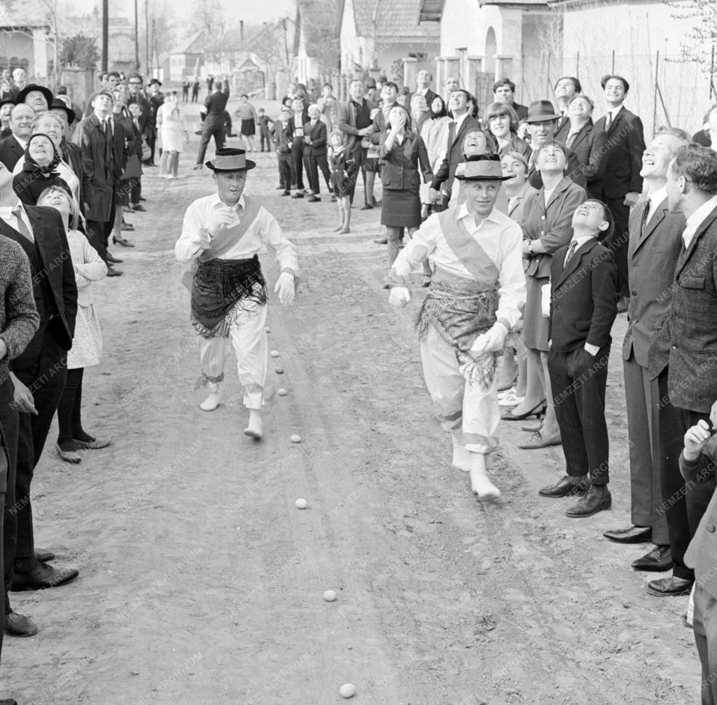 Kultúra - Hagyomány - Húsvéti legényavató tojásfutás 