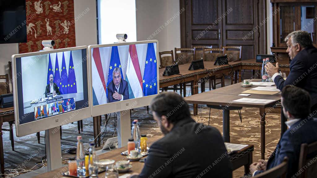 Orbán Viktor az Európai Tanács és a V4 országok vezetőinek videokonferenciáján