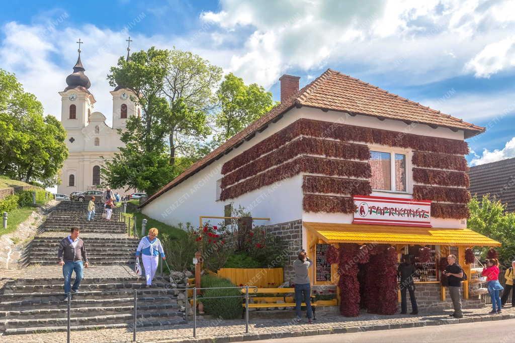 Idegenforgalom - Tihany - Turisták Tihanyban