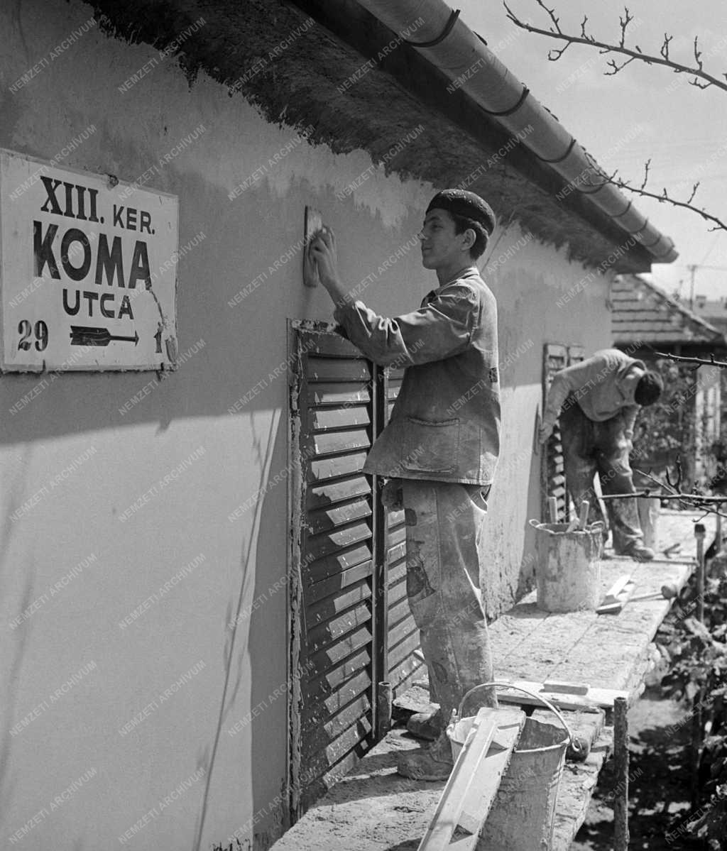 Oktatás - Társadalmi munkában a 207-es számú Ipari Tanuló Iskola kőműves tanulói 