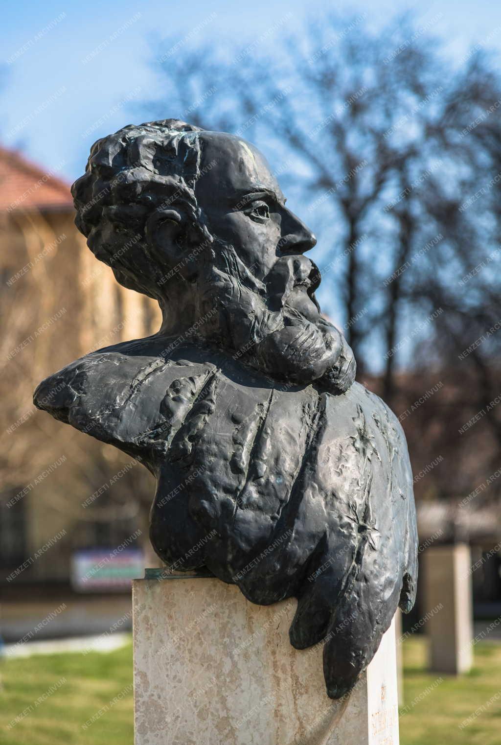 Városkép - Pécs - Batthyány Lajos mellszobra