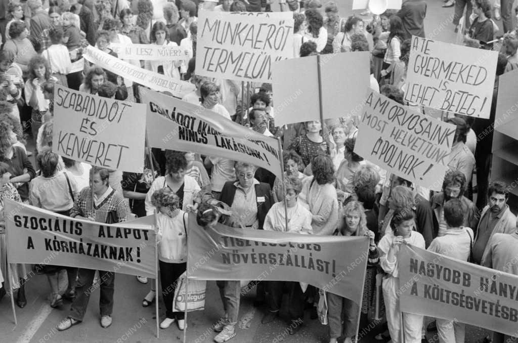 Egészségügy - Demonstráció a minisztérium előtt