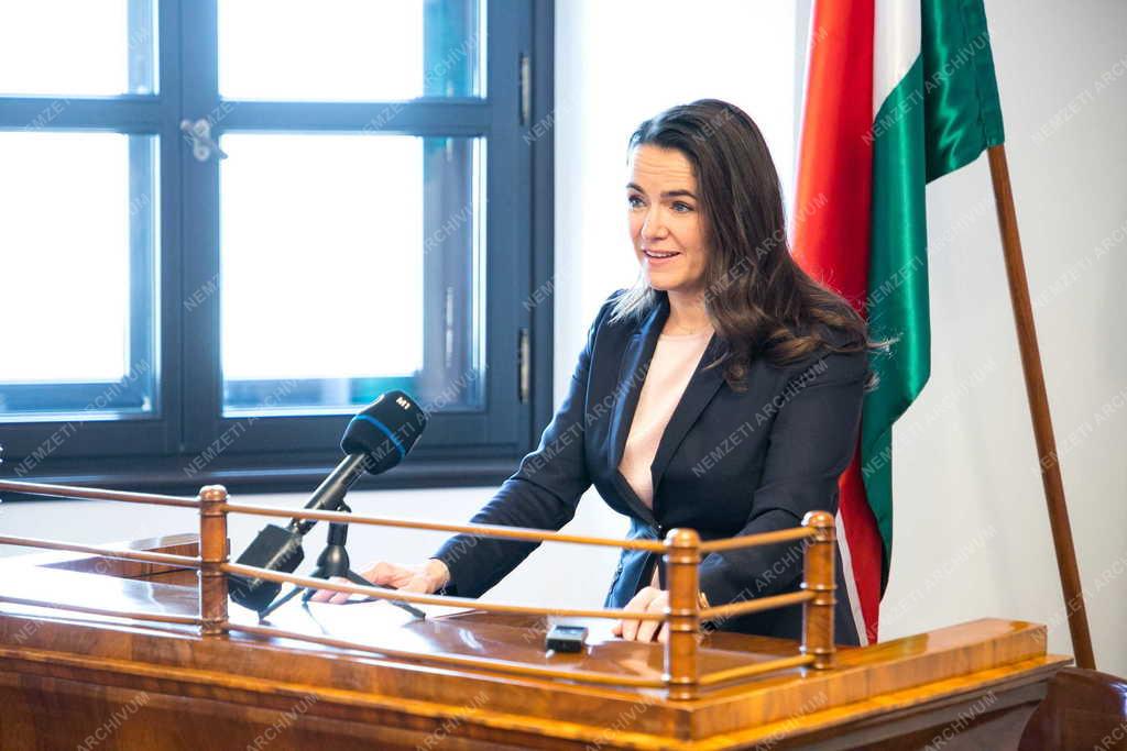 Novák Katalin a 25 év alattiak szja-mentességéről tartott sajtótájékoztatót