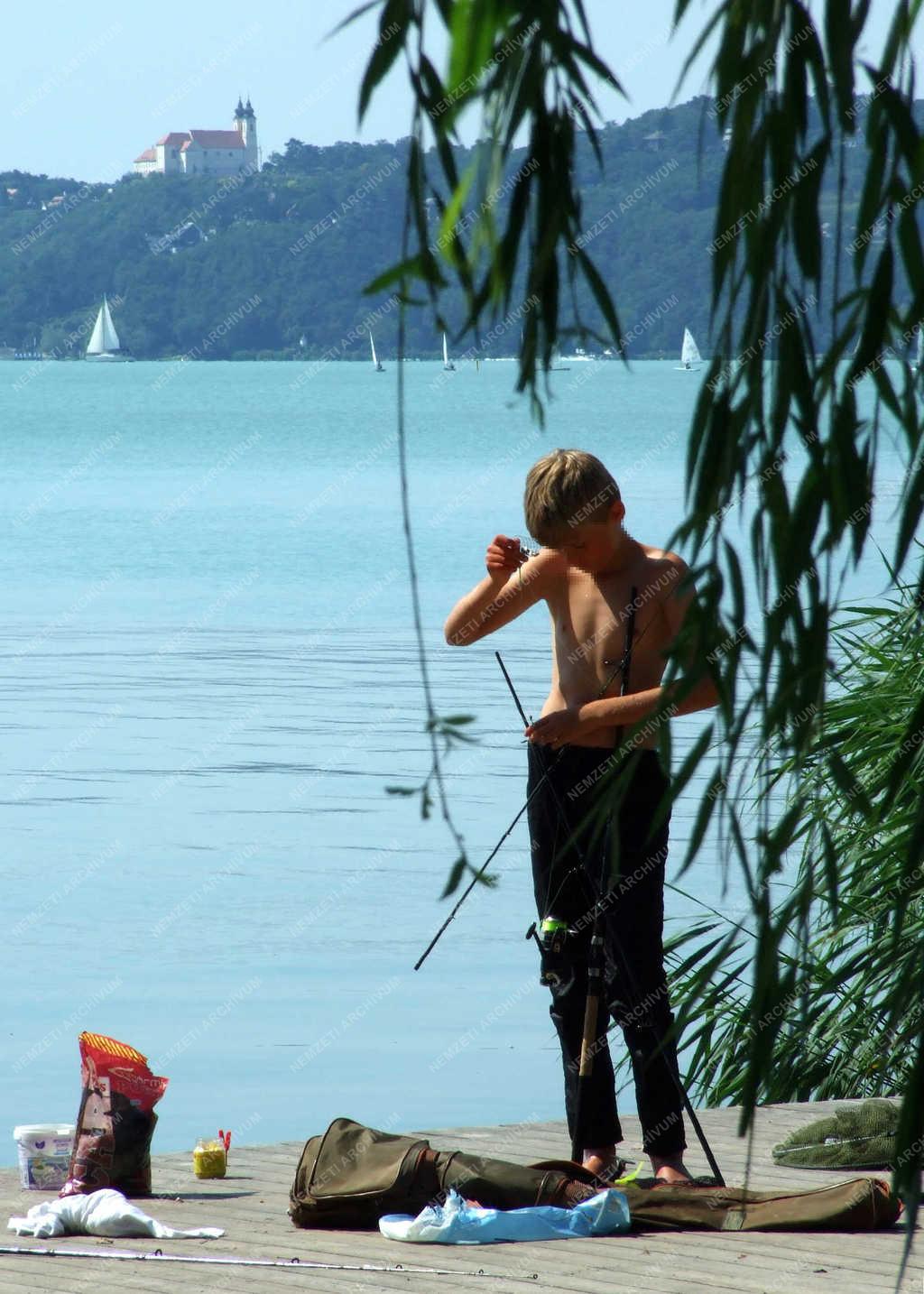 Életkép - Balatonfüred - Fiatal horgász a Balatonnál