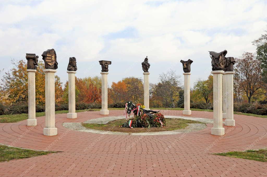 Táj, város - Gyula - 1848-as honvédtisztek emlékműve 