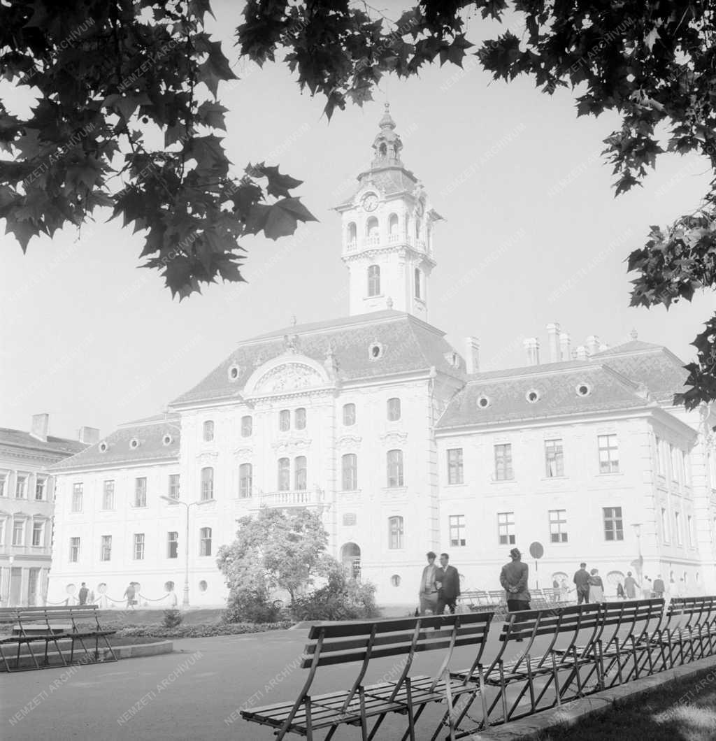 Városkép-életkép - Műemlék - A szegedi új tanácsháza