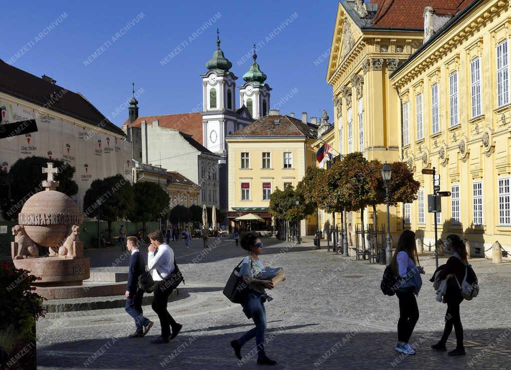 Városkép - Székesfehérvár - Gimnazisták a Városház téren