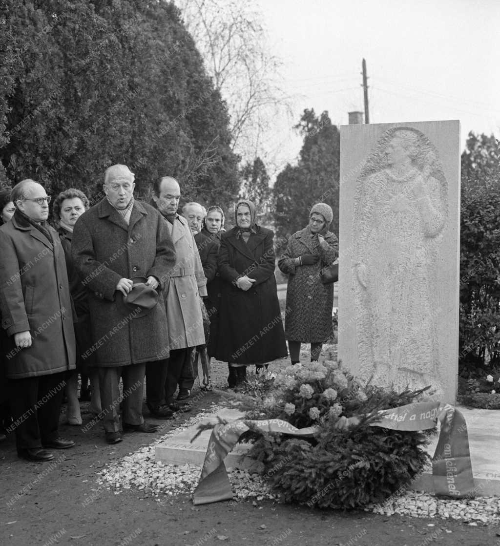 Kultúra - Székely Mihály operaénekes síremlékének leleplezése