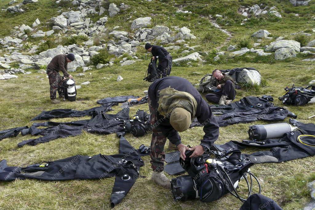 Magyar katonabúvárok kutattak a romániai Bukura-tóban