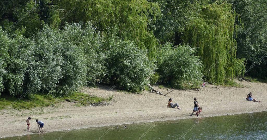 Szabadidő - Budapest - Levegőző fiatalok a Duna-parton