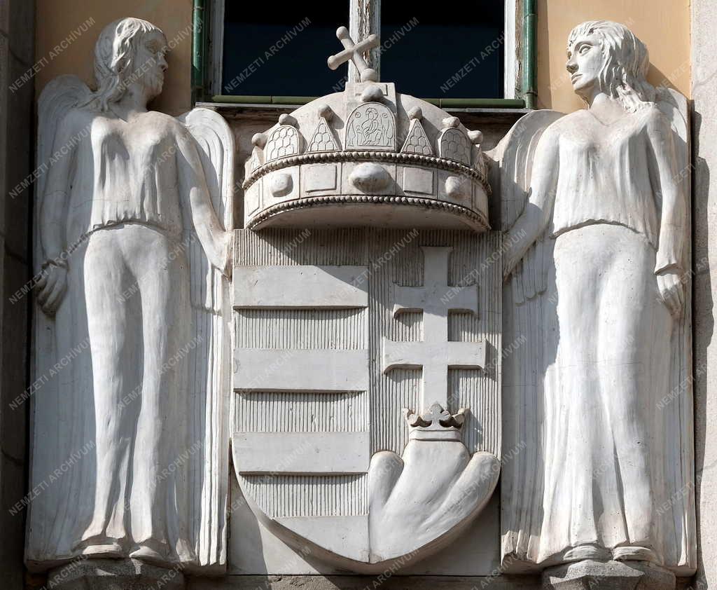 Városkép - Oktatás - Címer a Szent László Gimnázium kőbányai épületén