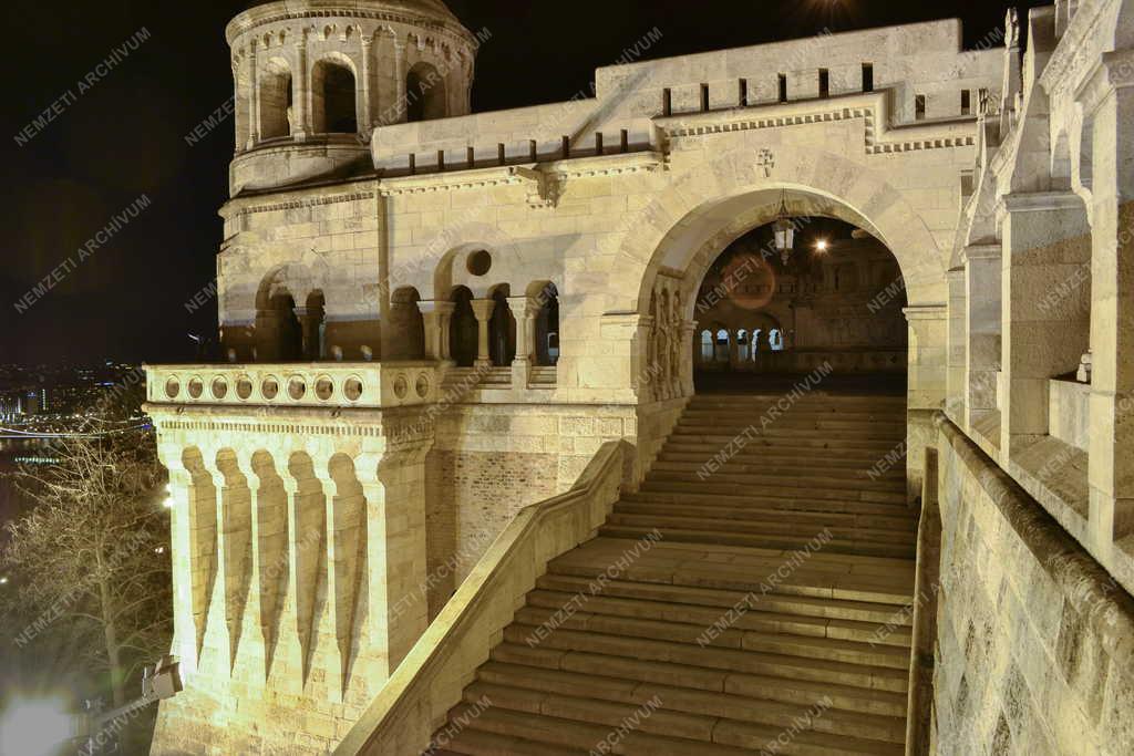 Épület - Budapest - A Halászbástya esti kivilágításban
