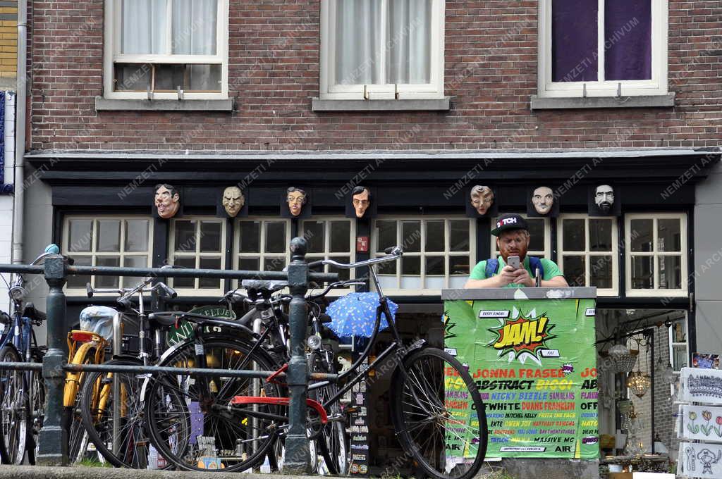 Életkép - Amszterdam - Telefonáló turista