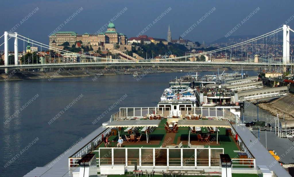 Városkép - Budapest - Hotelhajók a Dunán