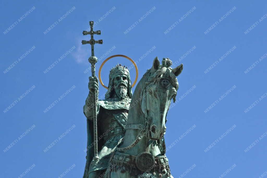 Szent István király lovasszobra